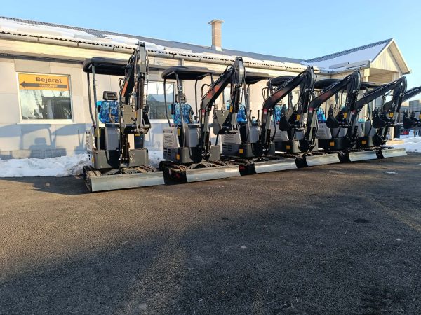 Háromhengeres, 25 lóerős, vízhűtéses, 1,4 tonnás gumitalpas árokásó, minikotró