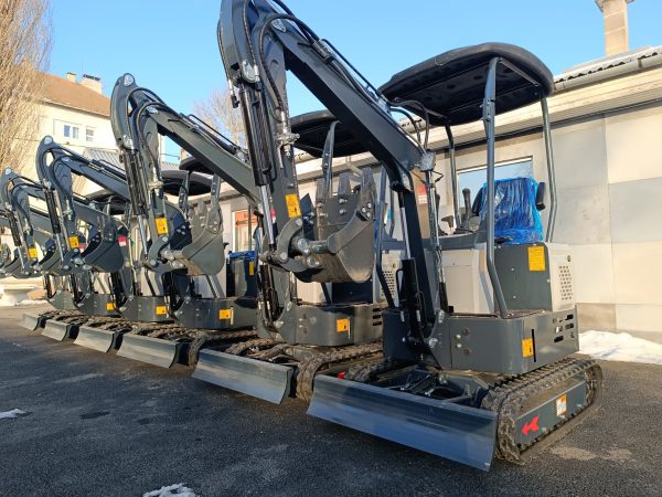 Háromhengeres, 25 lóerős, vízhűtéses, 1,4 tonnás gumitalpas árokásó, minikotró