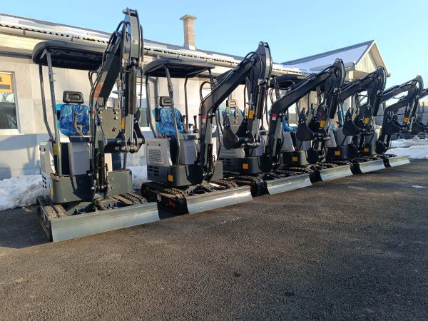 Háromhengeres, 25 lóerős, vízhűtéses, 1,4 tonnás gumitalpas árokásó, minikotró