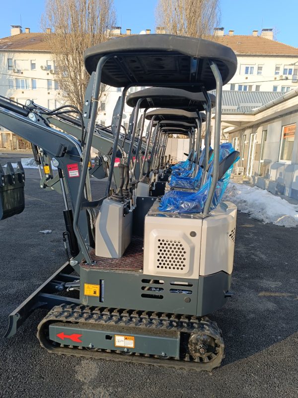 Háromhengeres, 25 lóerős, vízhűtéses, 1,4 tonnás gumitalpas árokásó, minikotró