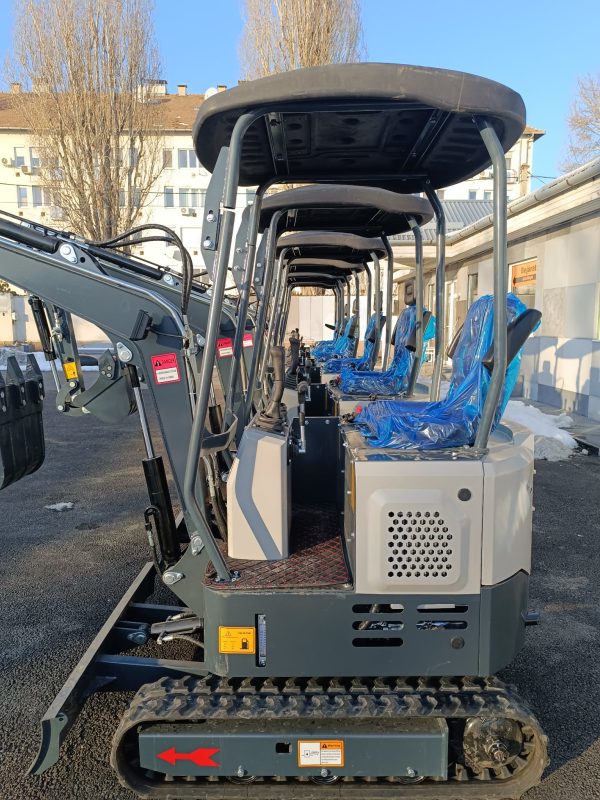 Háromhengeres, 25 lóerős, vízhűtéses, 1,4 tonnás gumitalpas árokásó, minikotró