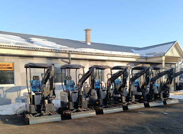 Háromhengeres, 25 lóerős, vízhűtéses, 1,4 tonnás gumitalpas árokásó, minikotró