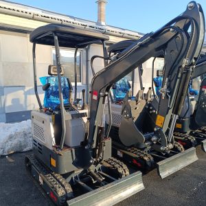 Háromhengeres, 25 lóerős, vízhűtéses, 1,4 tonnás gumitalpas árokásó, minikotró