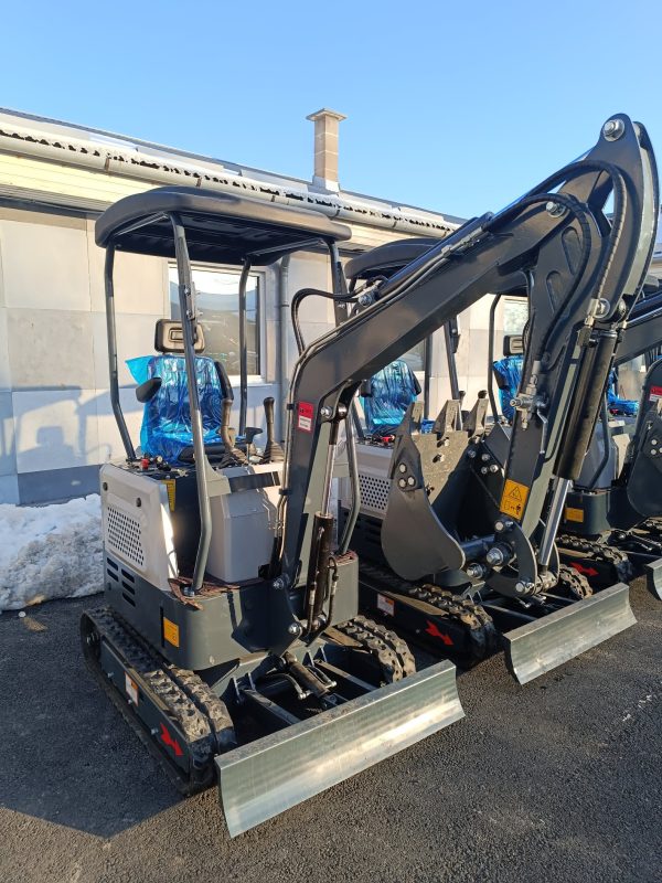 Háromhengeres, 25 lóerős, vízhűtéses, 1,4 tonnás gumitalpas árokásó, minikotró