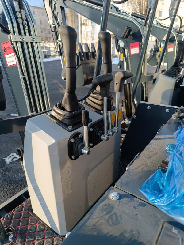 Háromhengeres, 25 lóerős, vízhűtéses, 1,4 tonnás gumitalpas árokásó, minikotró