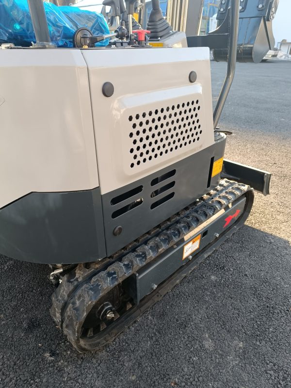 Háromhengeres, 25 lóerős, vízhűtéses, 1,4 tonnás gumitalpas árokásó, minikotró