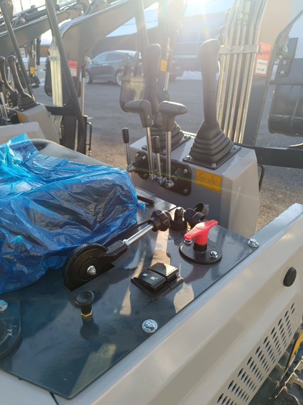 Háromhengeres, 25 lóerős, vízhűtéses, 1,4 tonnás gumitalpas árokásó, minikotró