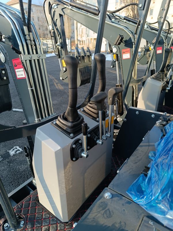 Háromhengeres, 25 lóerős, vízhűtéses, 1,4 tonnás gumitalpas árokásó, minikotró