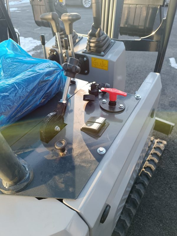 Háromhengeres, 25 lóerős, vízhűtéses, 1,4 tonnás gumitalpas árokásó, minikotró